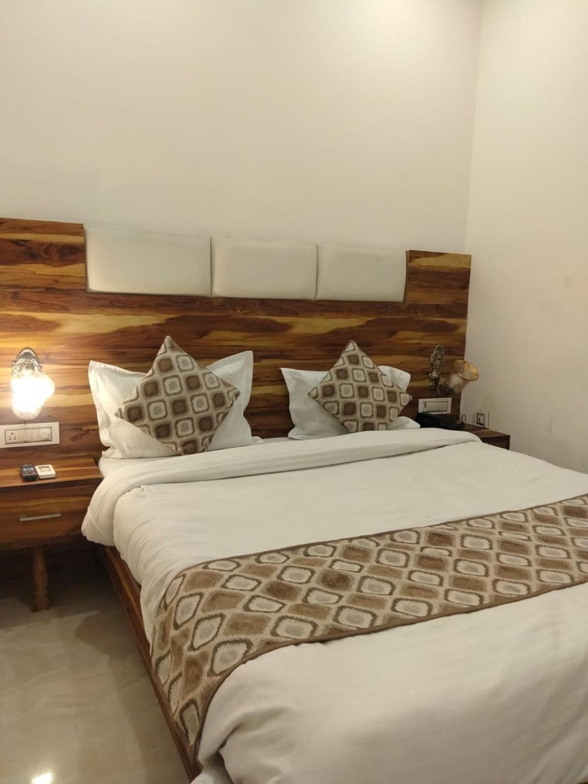 Hotel D Plaza Zirakpur Kültér fotó